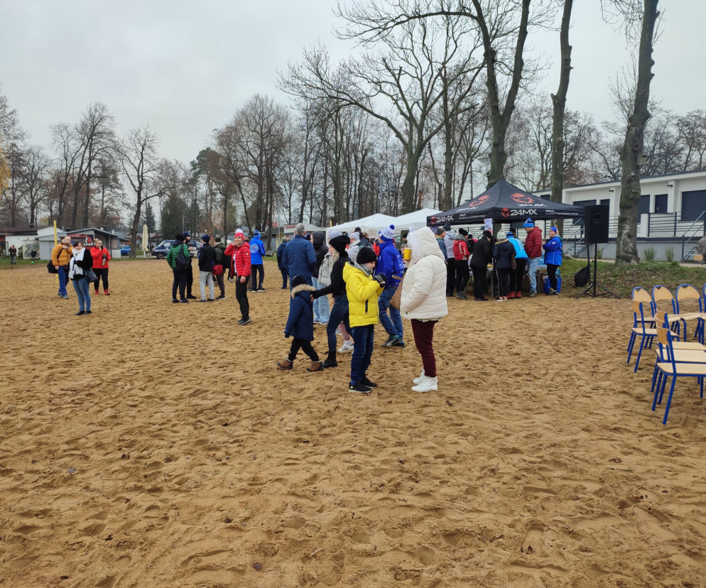 Pomaganie przez morsowanie na plaży w Osiecznej