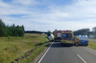 Autobus z 25 pracownikami wpadł do rowu. Lądował śmigłowiec LPR