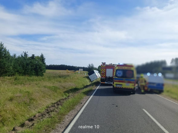 Autobus z 25 pracownikami wpadł do rowu. Lądował śmigłowiec LPR