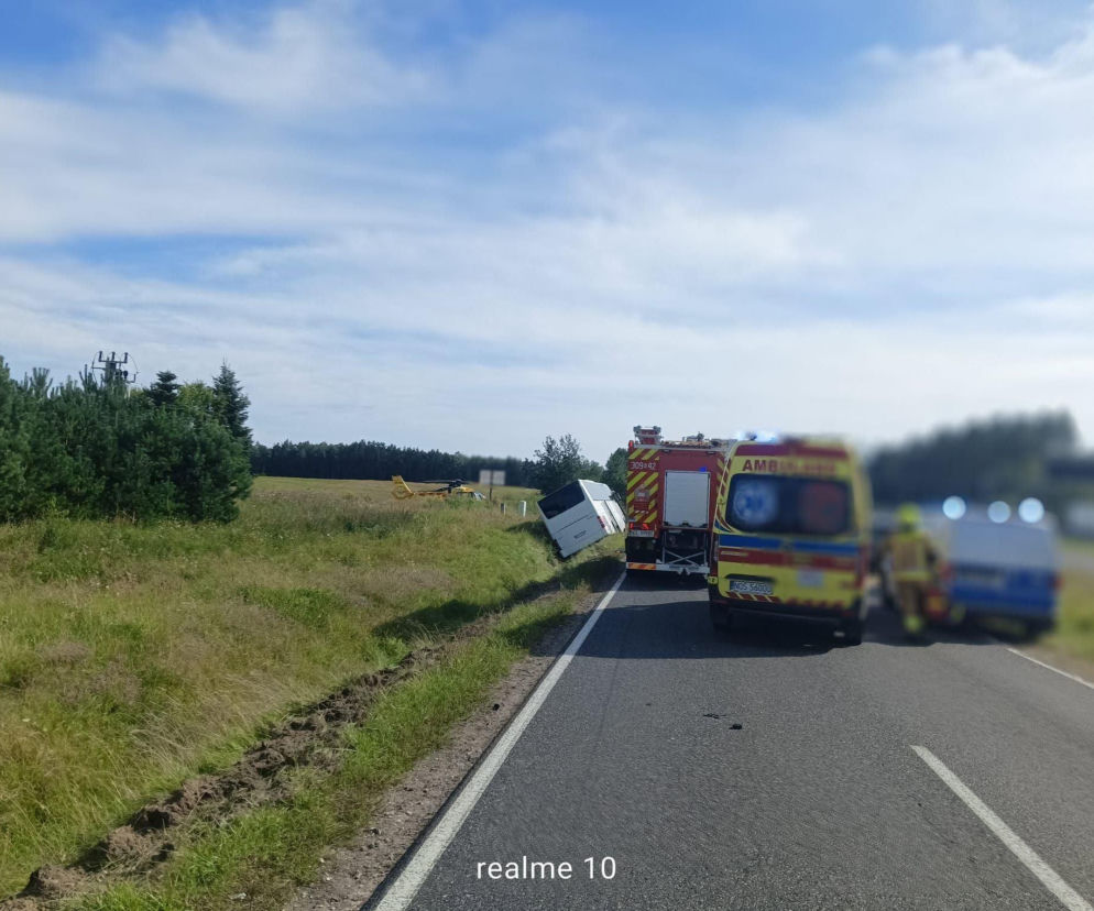 Wypadek autobusu. Cztery osoby poszkodowane, lądował śmigłowiec LPR