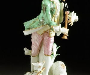 Miśnia – porcelanowa figurka chłopca w stylu rokokowym, przeznaczona do ozdoby stołu