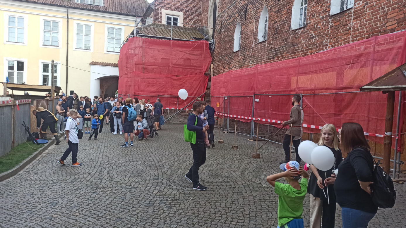 Tłumy na Starym Mieście w Olsztynie. Mieszkańcy świętowali 25-lecie samorządu Warmii i Mazur [ZDJĘCIA]