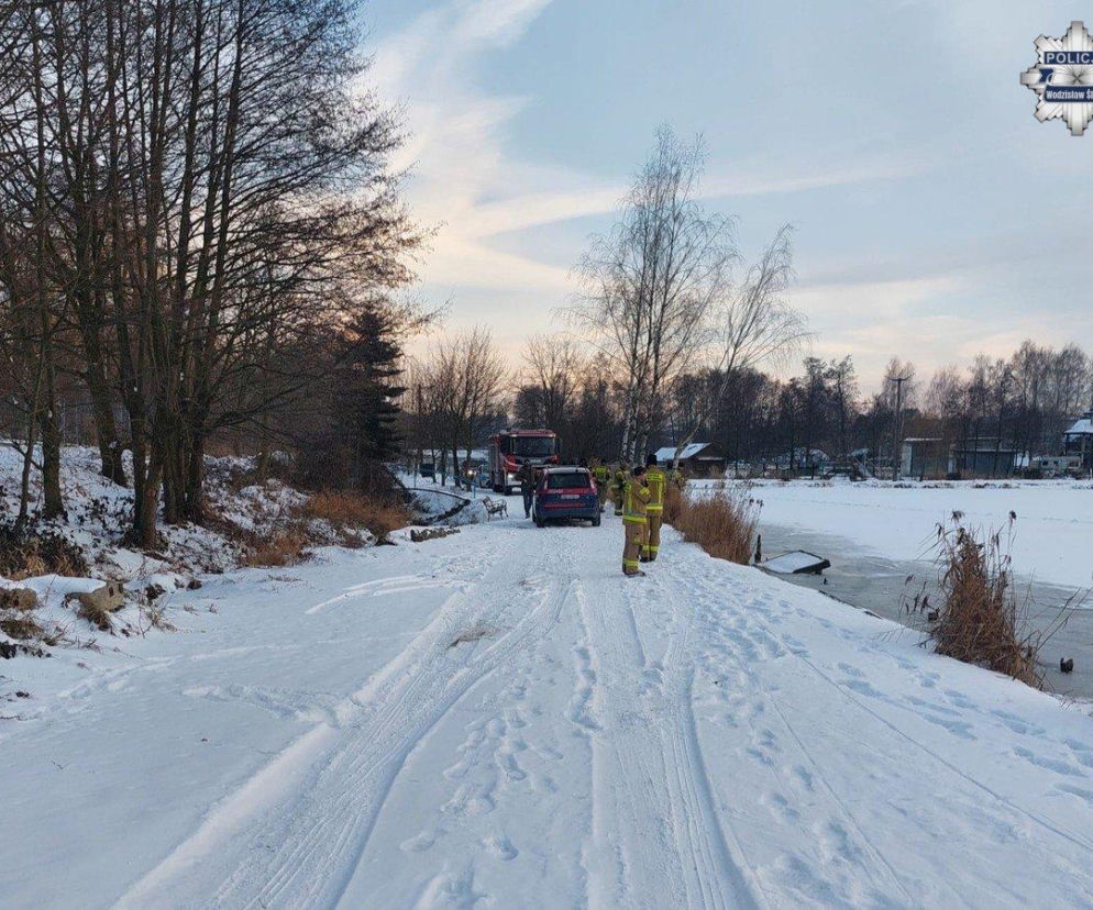 W Wodzisławiu zatonęło auto w jeziorze