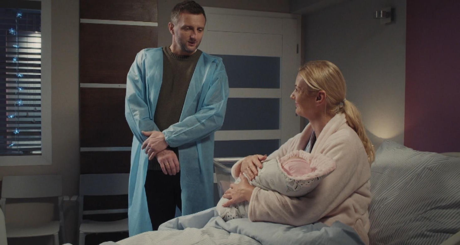 M jak miłość odc. 1854. Jagoda (Katarzyna Kołeczek), Bartek (Arkadiusz Smoleński),  Dorotka (Klara Madeńska)