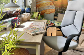 Pokój ucznia - ergonomiczne biurka i krzesła 2025. Nowości z sieciówek, które rosną z twoim dzieckiem