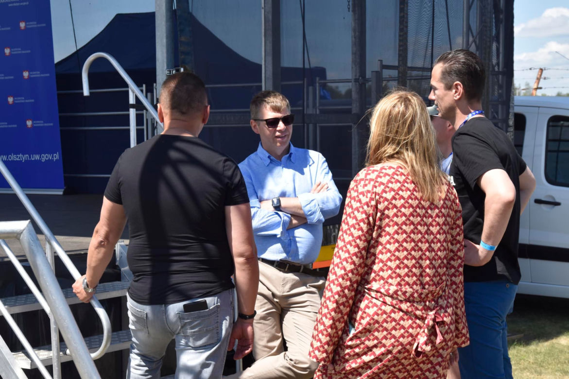 Rodzinny Piknik Lotniczy w Gryźlinach 2023. Lotnicy-akrobaci zachwycili publiczność