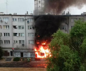 Pożar w centrum Strzelina. Ogień objął blok mieszkalny, trwa akcja strażaków