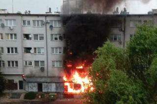 Pożar w centrum Strzelina. Ogień objął blok mieszkalny, trwa akcja strażaków