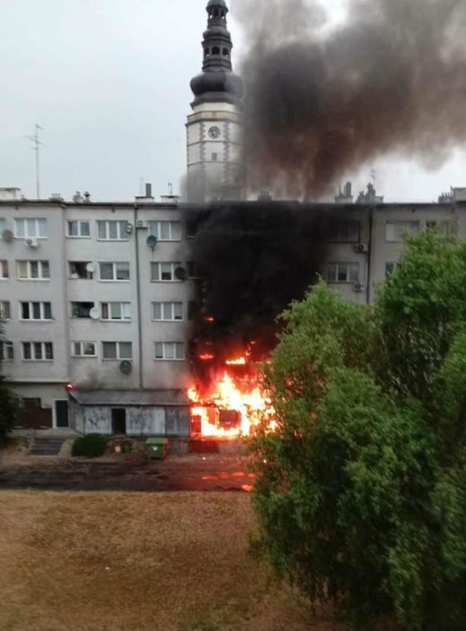 Pożar w centrum Strzelina. Ogień objął blok mieszkalny, trwa akcja strażaków