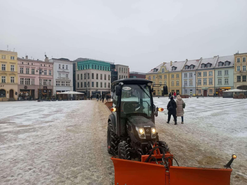 Szklanka na drogach i chodnikach. Bydgoszcz i region sparaliżowane przez marznący deszcz!