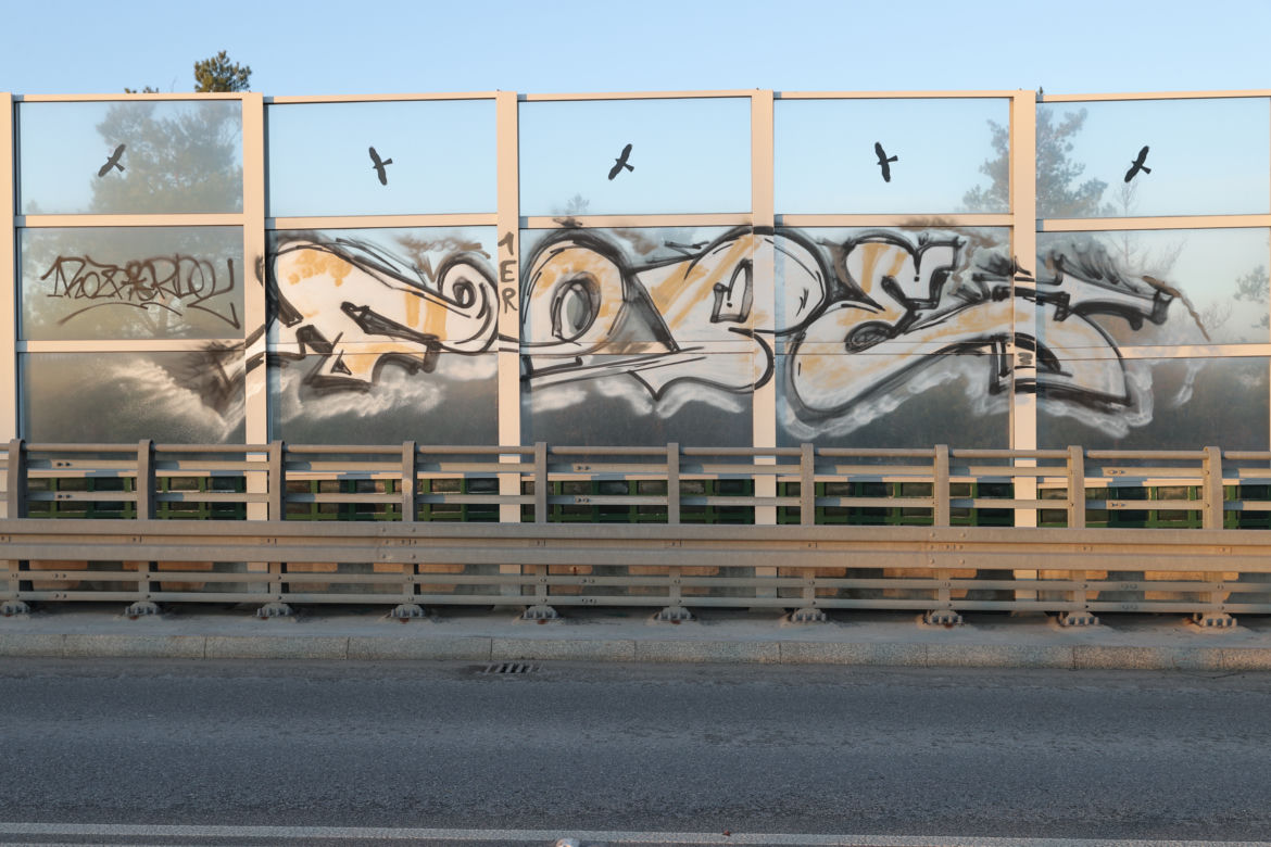 Nikt nie chce zmyć graffiti z wiaduktu. Urzędniczy ping pong na Choszczówce