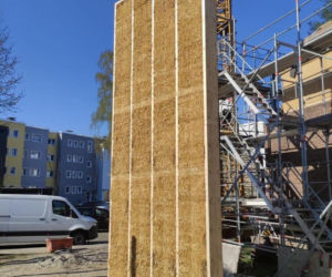 Dom z prefabrykatów drewniano-słomianych