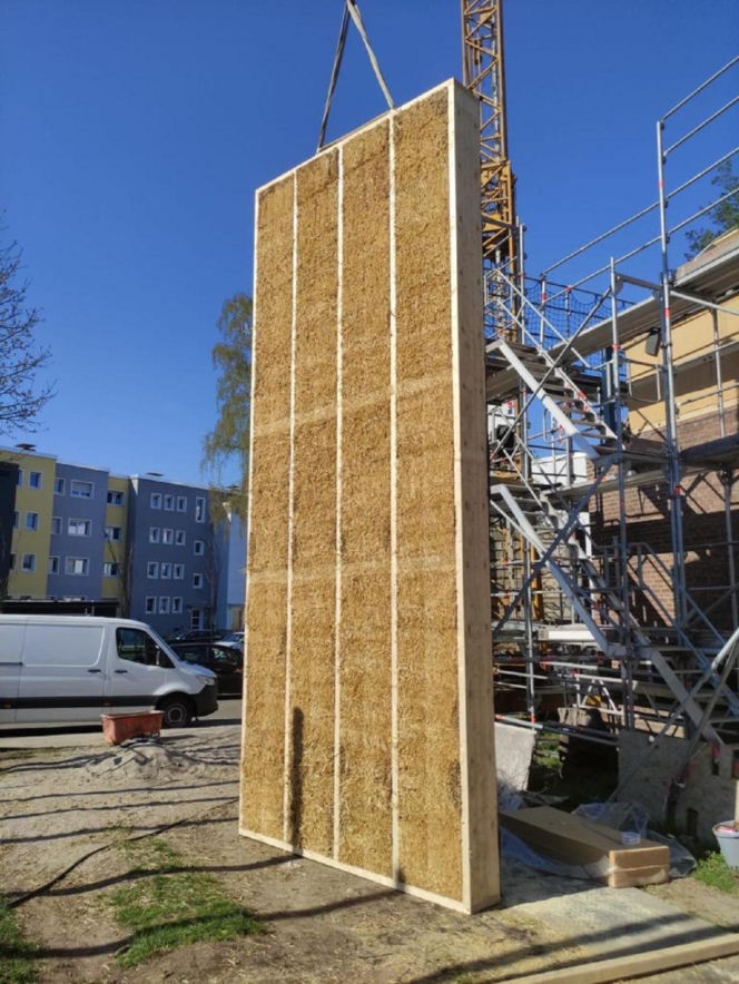 Dom z prefabrykatów drewniano-słomianych