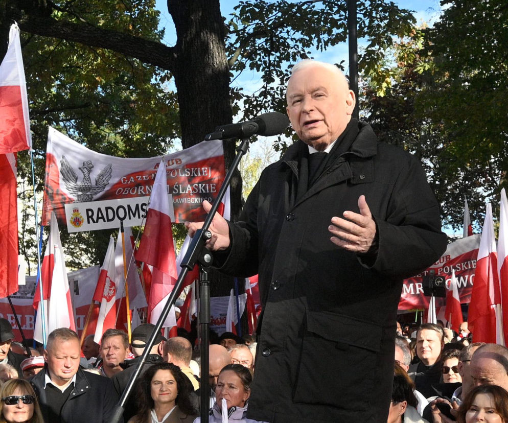 Jarosław Kaczyński przemawia do tłumu podczas manifestacji. O obronie NBP i Trybunału przeczytasz na Eska.