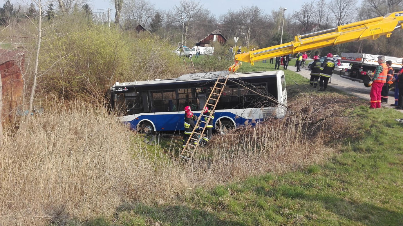 Kraków: Autobus zjechał z drogi i wpadł do rowu!