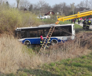 Kraków: Autobus zjechał z drogi i wpadł do rowu!