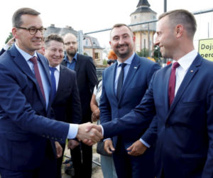 Rodzinę wysłał na wakację a sam haruje