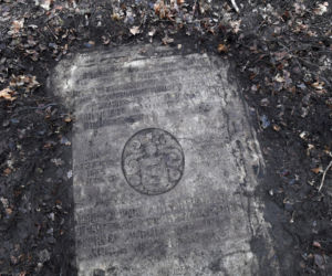 Odnaleziony zabytkowy nagrobek
