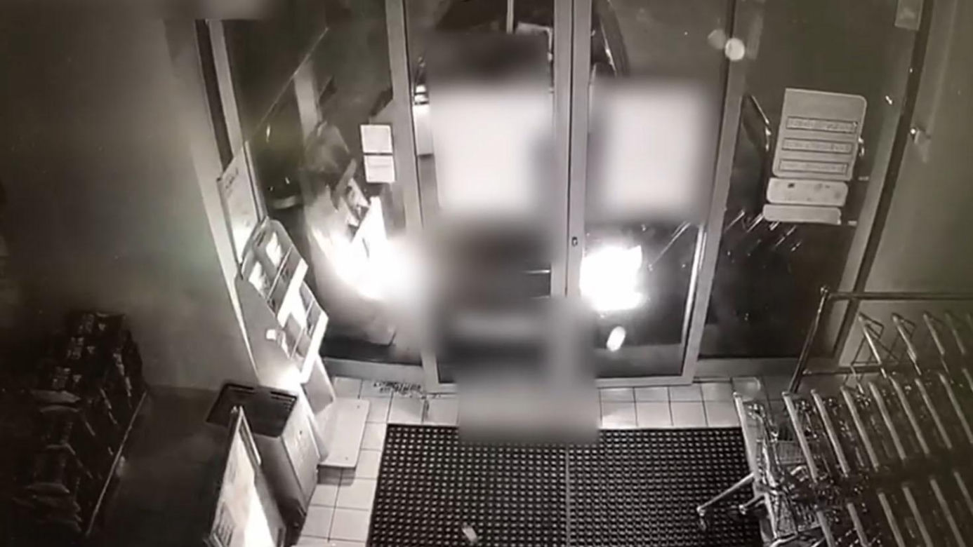 Pod osłoną nocy wjechał w drzwi sklepu i ukradł alkohol