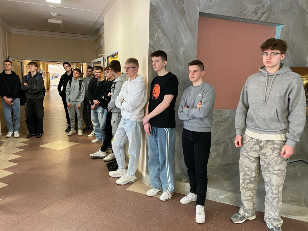 Uczniowie ZSP nr 1 stworzyli mural na ścianach szkoły. Grafika przedstawia patrona placówki