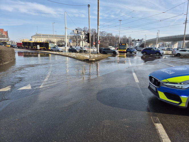 Poważna awaria wodociągowa. Zalane centrum Wrocławia