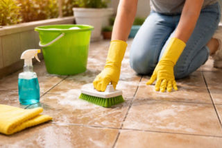 Brudny balkon po zimie? Ten tani trik przywróci płytkom blask bez szorowania