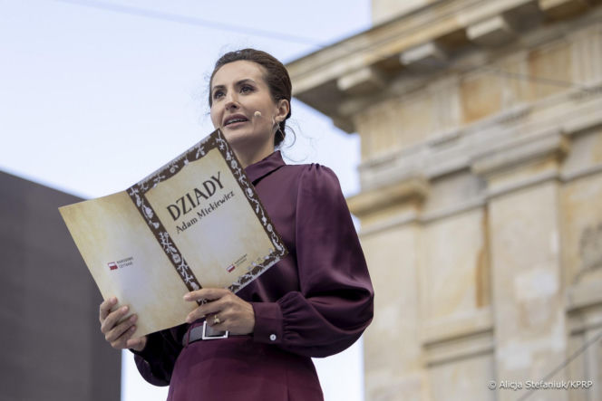 Narodowe czytanie z Karolem i Martą Nawrockimi