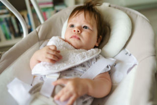 Płaska główka u niemowlaka to nie tylko wygląd. Sprawdź, czym jest „syndrom dziecka pojemnikowego”