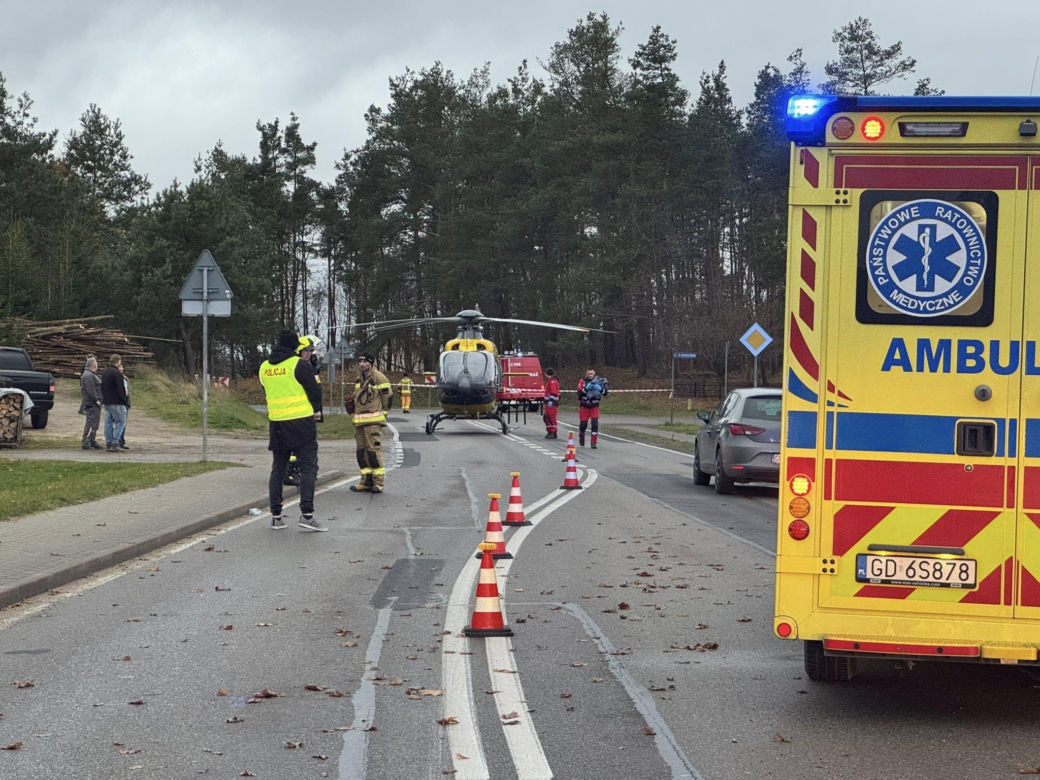 Potrącenie dwóch 15-latek na przejściu dla pieszych. Jedna z nich trafiła do szpitala śmigłowcem