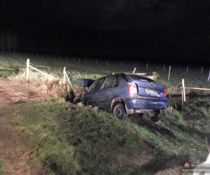 Przasnysz. Auto wpadło do wody, lądując na dachu! Kierowca uciekł [ZDJĘCIA]