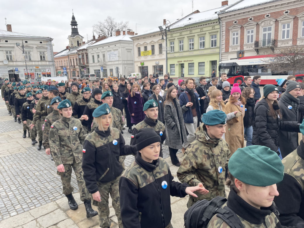 Maturzyści zatańczyli na Rynku poloneza