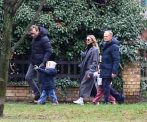 Donald Tusk z zięciem dźwigają gigantyczną choinkę. A za nimi drepcze Kasia z drugą. Wnusie premiera jak księżniczki