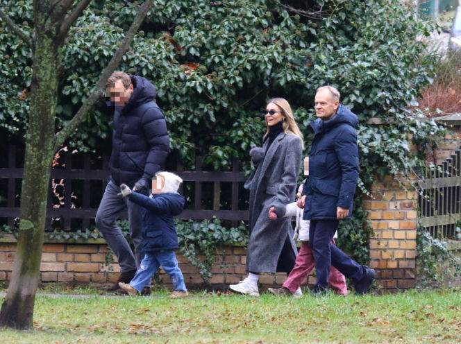 Donald Tusk z zięciem dźwigają gigantyczną choinkę. A za nimi drepcze Kasia z drugą. Wnusie premiera jak księżniczki