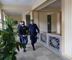 Wypchnął Olę z okna, bo nie chciała do niego wrócić. Drzewa uratowały jej życie