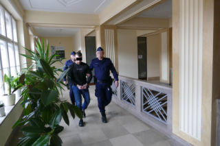 Wypchnął Olę z okna, bo nie chciała do niego wrócić. Drzewa uratowały jej życie