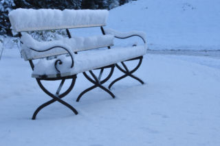 Chwile grozy w Nowej Hucie. Mężczyzna leżał twarzą w śniegu. Jego życie było zagrożone