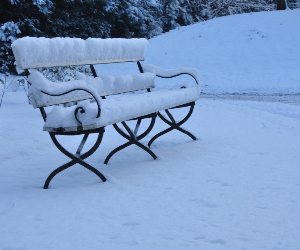 Chwile grozy w Nowej Hucie. Mężczyzna leżał twarzą w śniegu. Jego życie było zagrożone