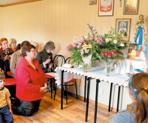 Matka Boska płacze krwawymi łzami