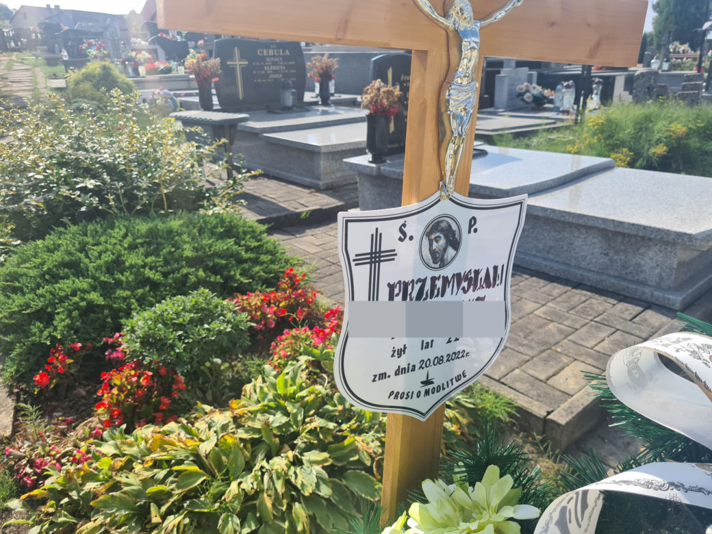 Grób Przemka z Wielopola Skrzyńskiego. Utopił się w żwirowni w Czarnej Sędziszowskiej [GALERIA]