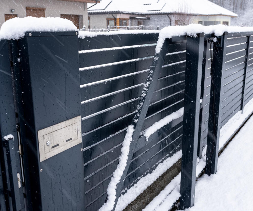 Brama zamarzła zimą? Jak dbać o nią, by do tego nie dochodziło