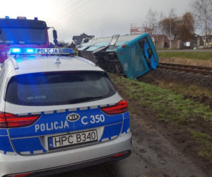 Autobus leżał przy torach! Groza w Papowie Toruńskim