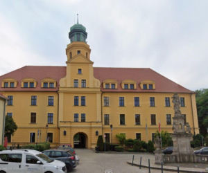 To nie muzeum ani hotel. W tym zamku w Polsce działa starostwo