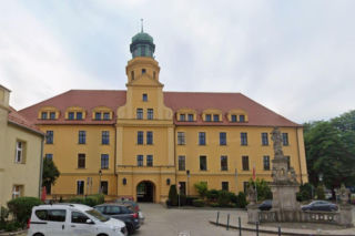 To nie muzeum ani hotel. W tym zamku w Polsce działa starostwo