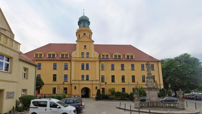 To nie muzeum ani hotel. W tym zamku w Polsce działa starostwo