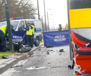 	Motocyklista roztrzaskał się na autobusie