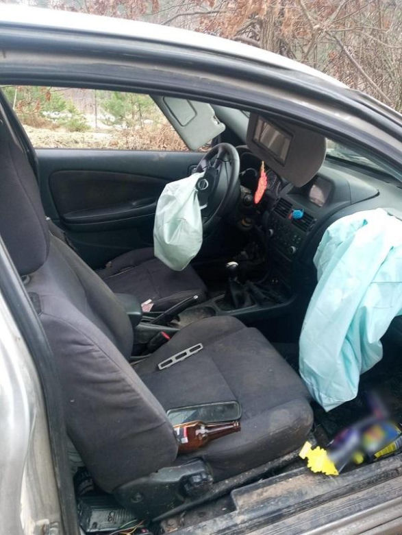 Pijany kierowca rozbił auto i zasnął. Spacerowiczka myślała, że nie żyje