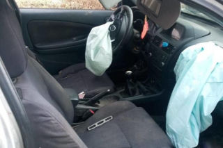 Pijany kierowca rozbił auto i zasnął. Spacerowiczka myślała, że nie żyje