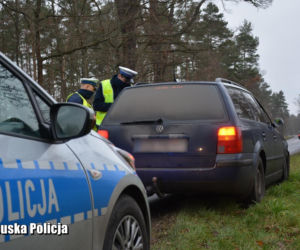 NAĆPANY młodzieniec za kierownicą PASSATA