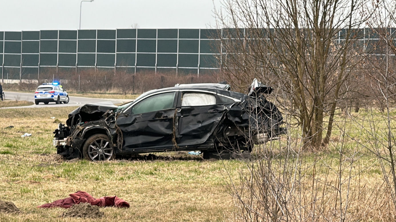 Koszmarny wypadek pod Brwinowem. Z koziołkującej hondy wypadli pasażerowie i kierowca. Jedna osoba zginęła na miejscu