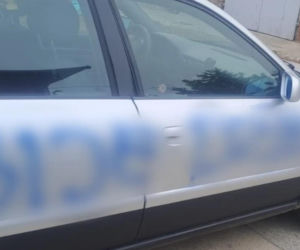 Pobazgrał auto partnera matki. Młody mężczyzna stanie przed sądem